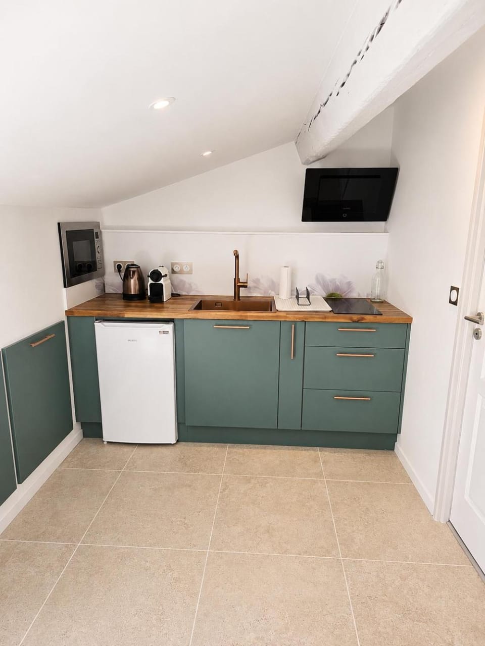 Coffee/tea facilities, Kitchen or kitchenette, oven, stove