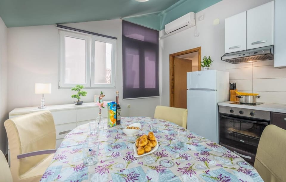 Dining area, dishwasher, oven, air conditioner