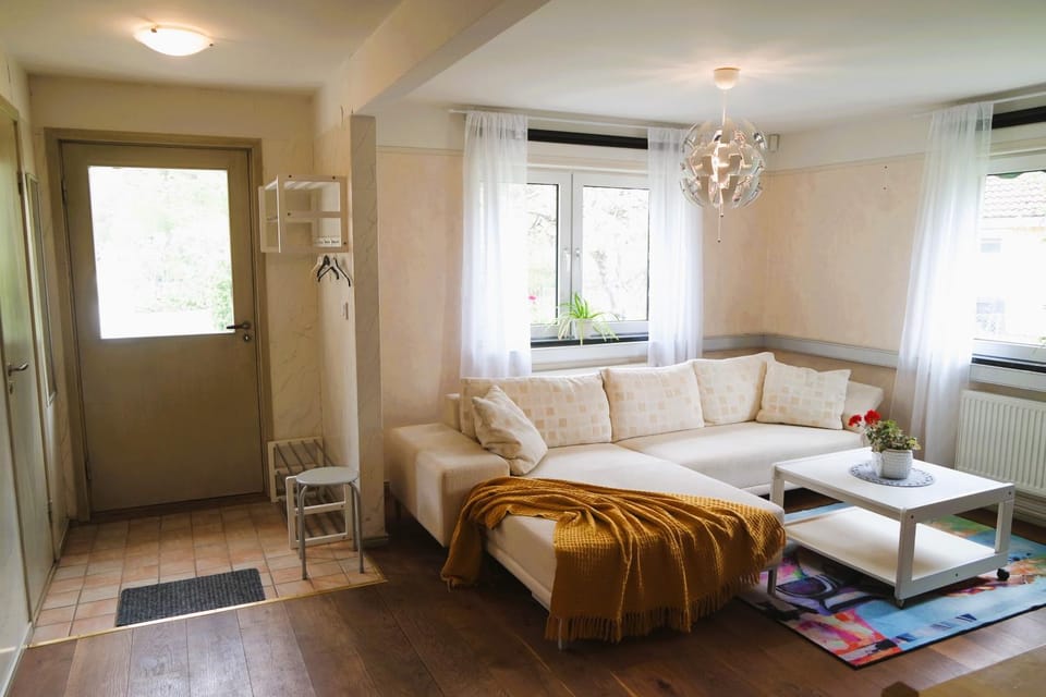 Living room, Seating area, internet