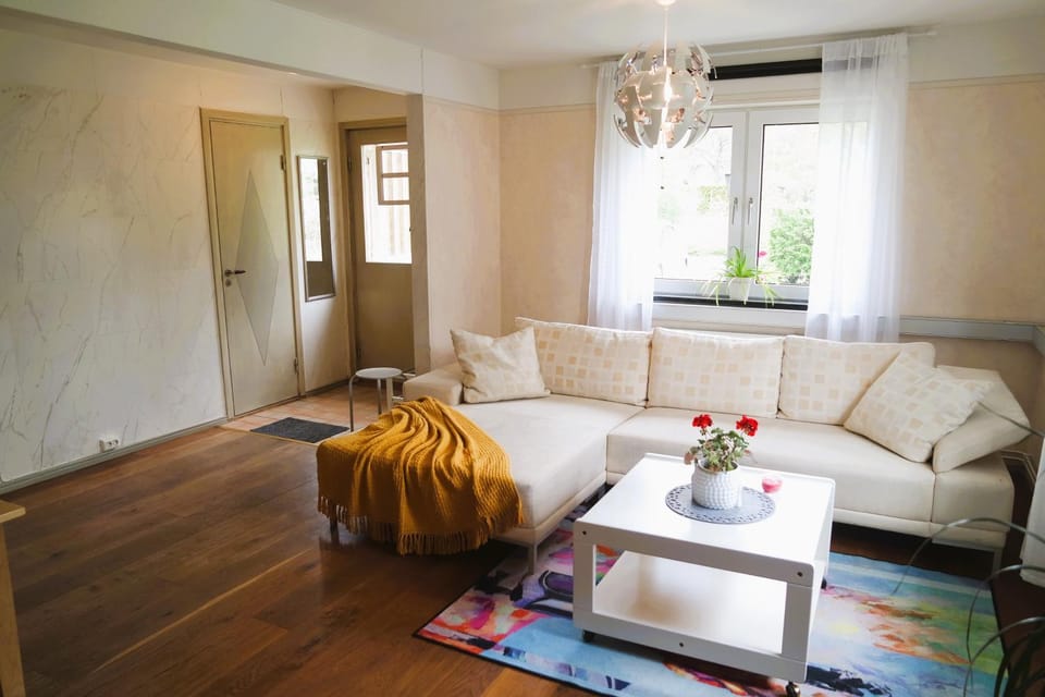 Living room, Seating area, internet