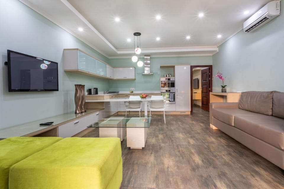 Kitchen or kitchenette, Living room, Seating area, Dining area