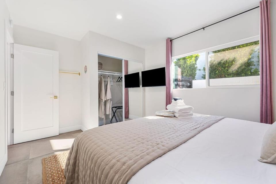 Desert Retreat with Pool and Hot Tub Close to Airport House in Palm Springs