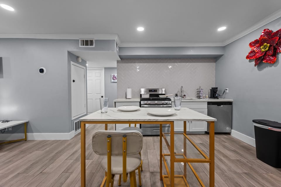 The Montrose Experience - Art, Food & Culture Outside Your Door Apartment in Houston