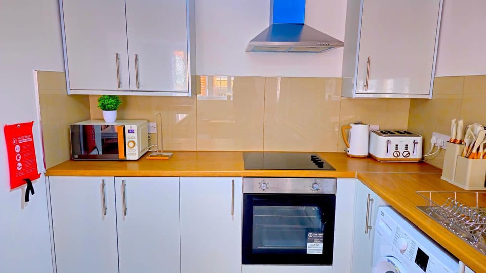 Coffee/tea facilities, Kitchen or kitchenette, microwave, oven, stove, toaster