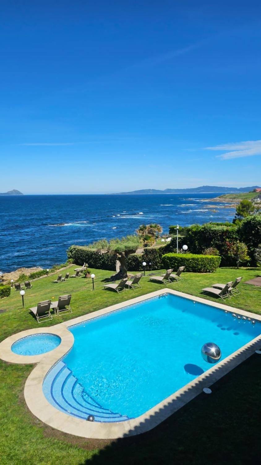 Ocean Retreat · Pool & Sea - Villa Mide Nature lodge in Galicia