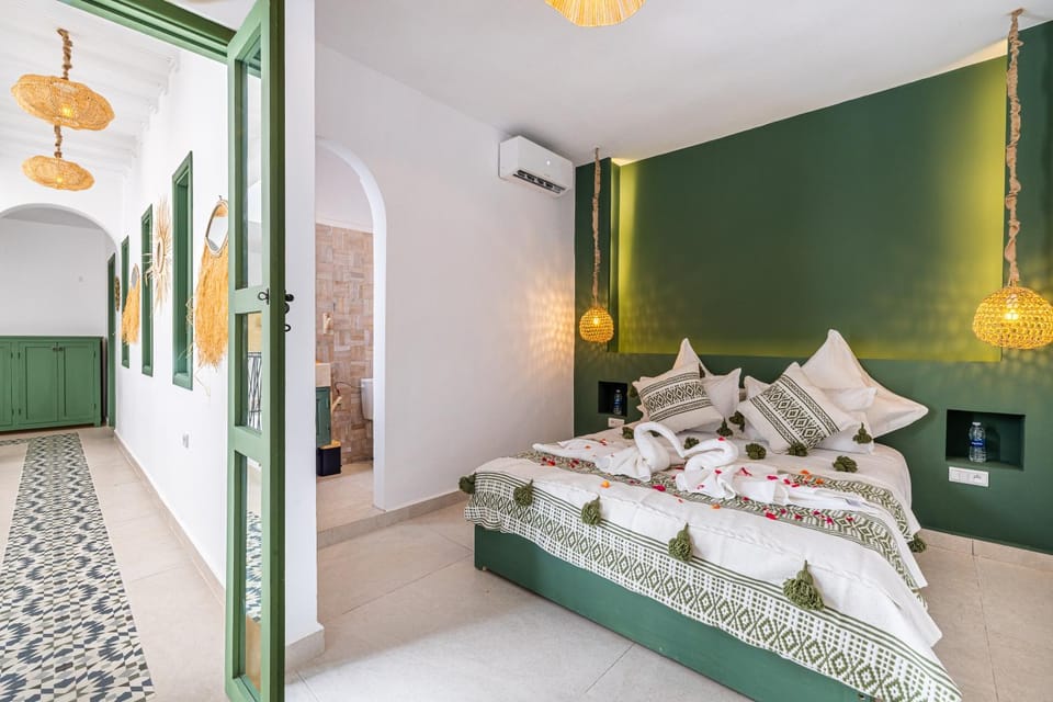 Bed, Photo of the whole room, Bedroom, air conditioner