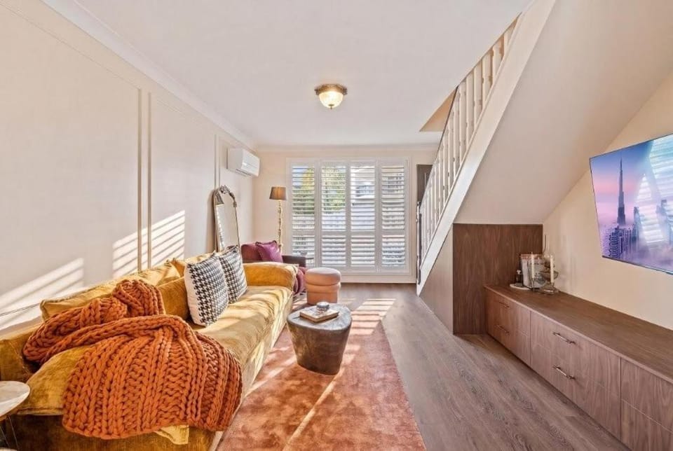 Welcome to The Paris Suite Apartment in Burleigh Heads