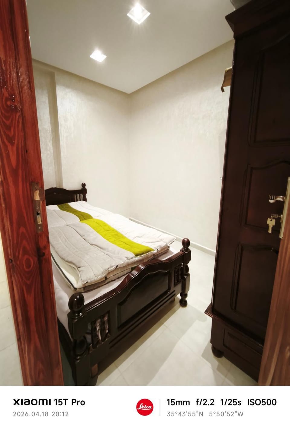 Photo of the whole room, Bedroom