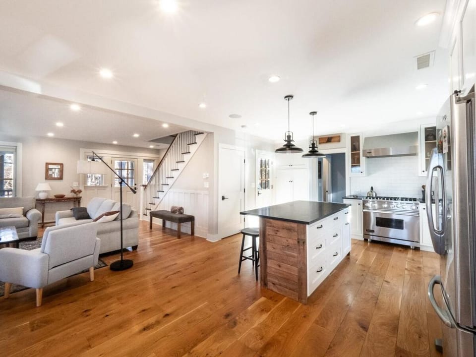 Sunsets On Blue Hill, Newly Renovated Farmhouse House in Great Barrington