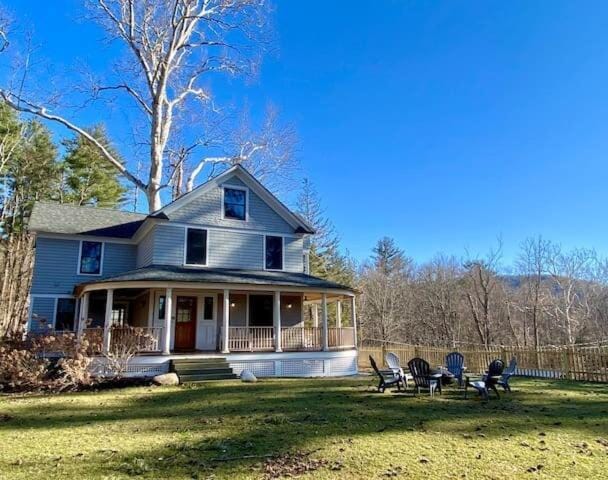 Sunsets On Blue Hill, Newly Renovated Farmhouse House in Great Barrington