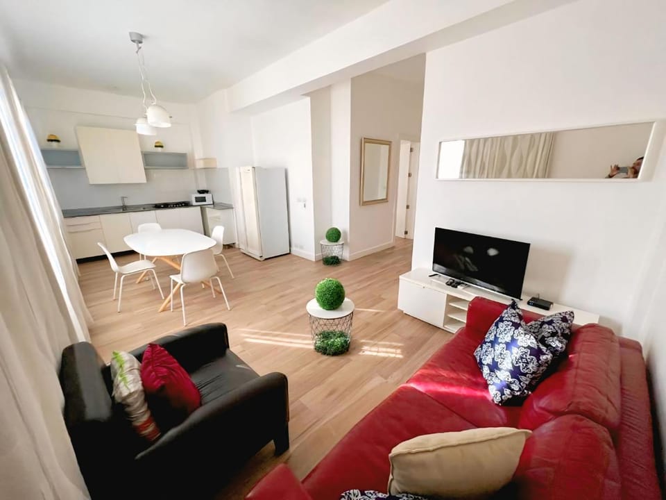 TV and multimedia, Kitchen or kitchenette, Living room, Seating area, microwave, kitchen