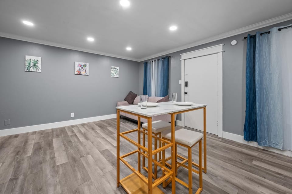 Inviting Montrose Retreat - Near Museums & Parks Apartment in Houston