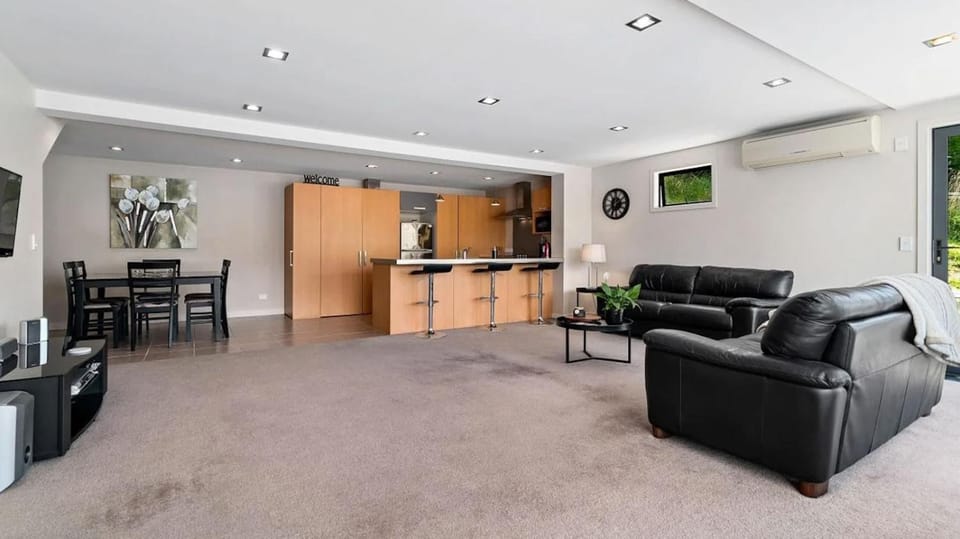 TV and multimedia, Kitchen or kitchenette, Living room, Seating area, Dining area