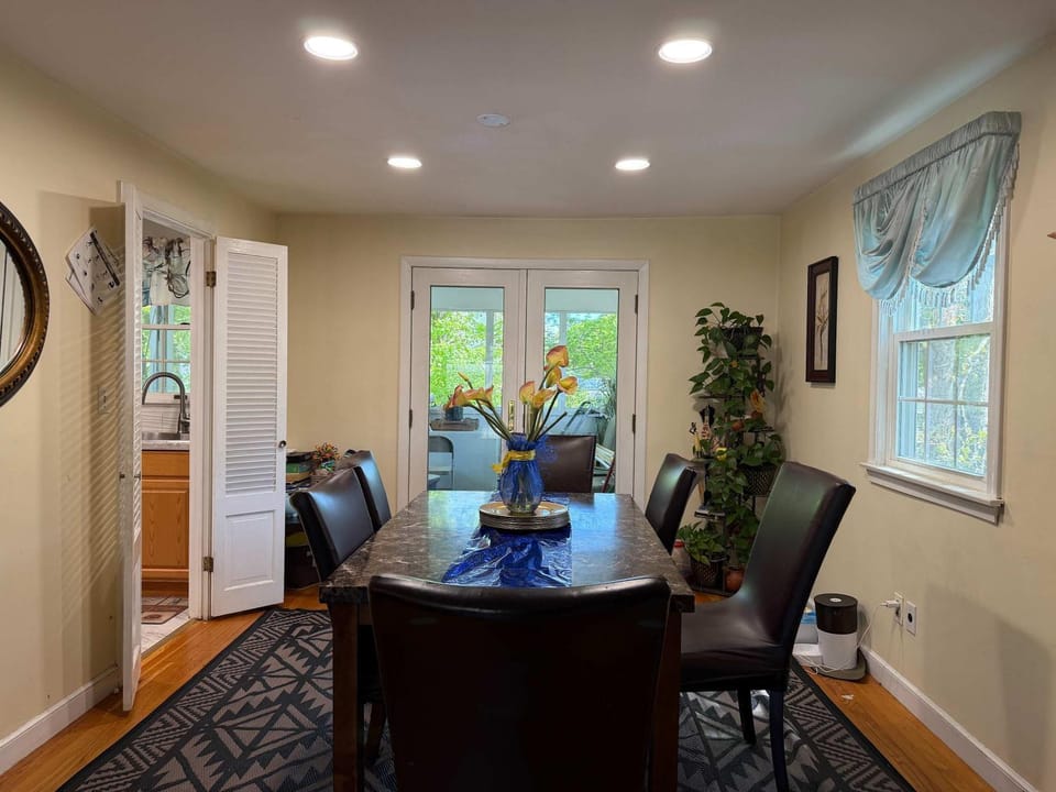 Spacious 4 BD 2 Bath in Quiet area avail July House in Norwood