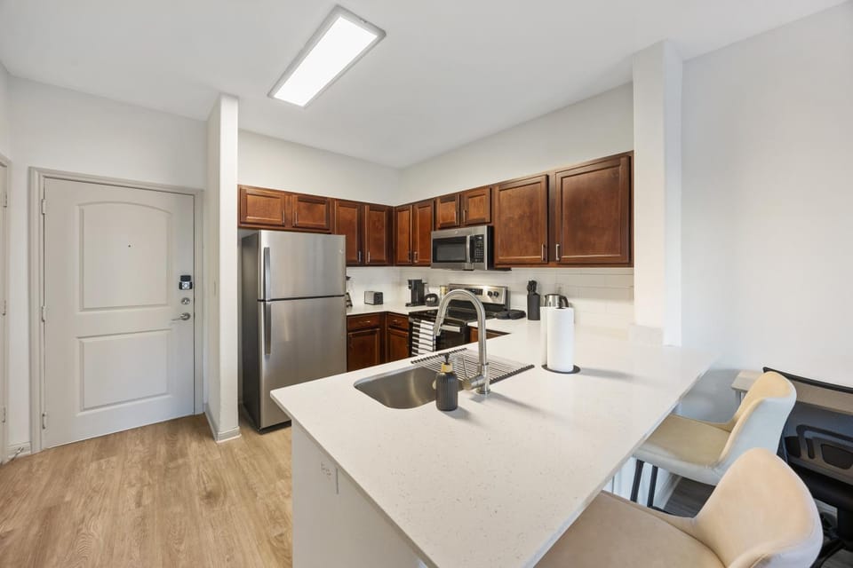 Relaxing Getaway with Pool view & Gym Apartment in Frisco