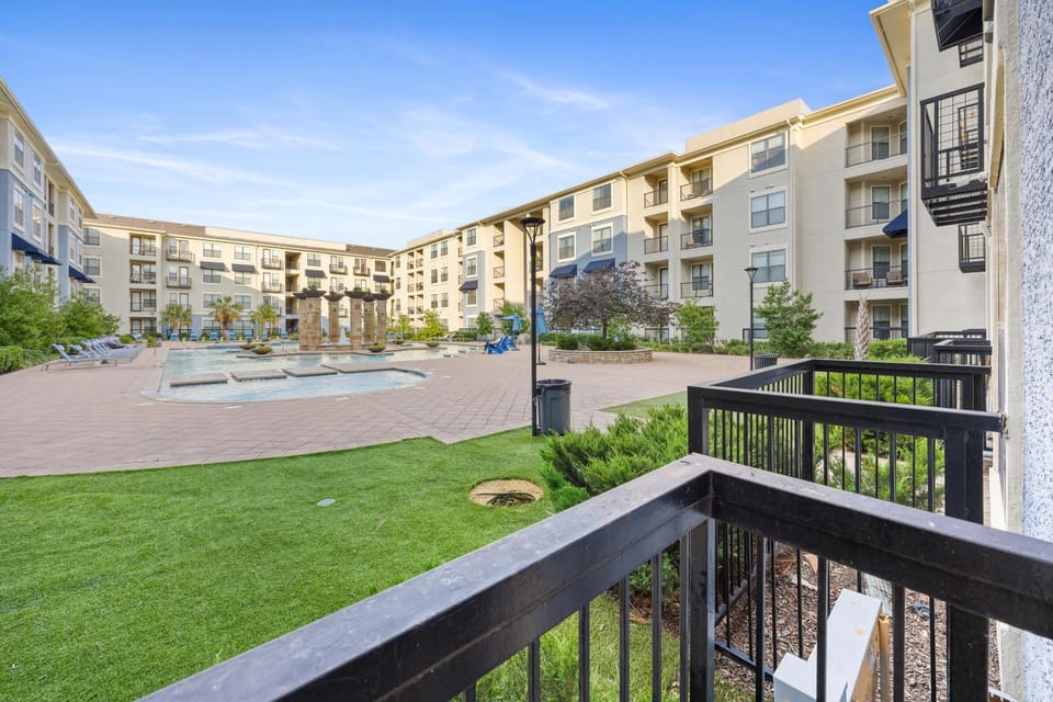 Relaxing Getaway with Pool view & Gym Apartment in Frisco
