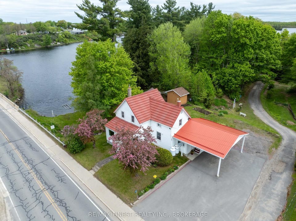 Beautiful Lakeside Escape House in Central Frontenac