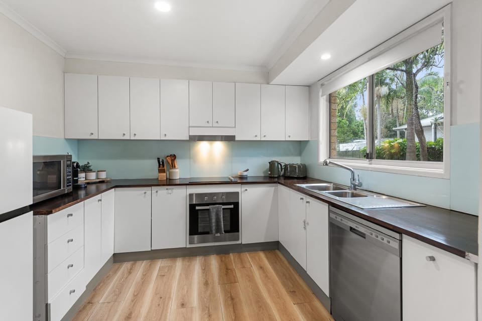 Sunrise on Byron - Spacious Pet Friendly Holiday Home Near Belongil Beach | Winter Escape Deal | Stay Longer & Save | 1 June – 31 August House in Byron Bay