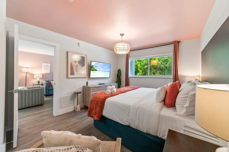 Bed, TV and multimedia, Photo of the whole room, Bedroom