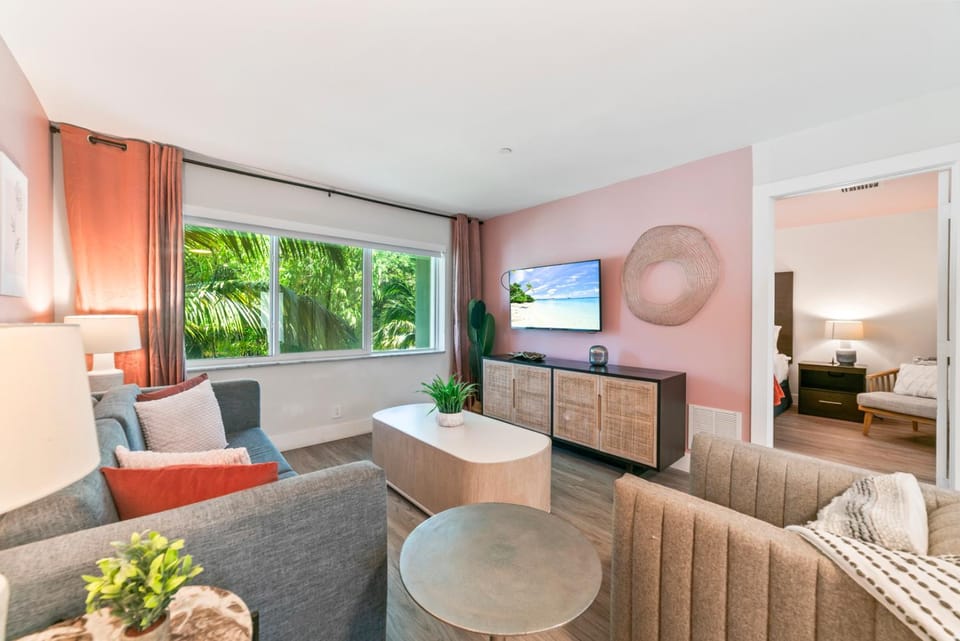 Communal lounge/ TV room, TV and multimedia, Living room, Seating area, Evening entertainment