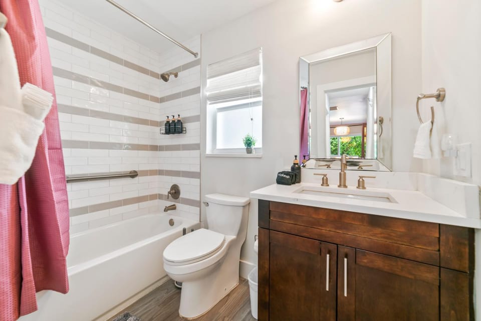 Shower, Toilet, Bathroom, Bath, towels