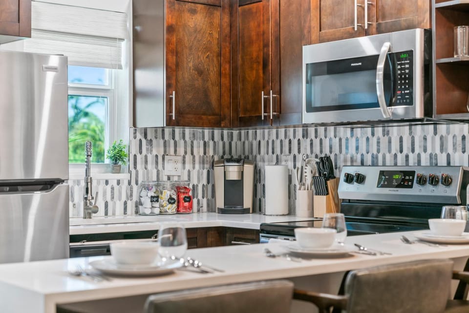 Coffee/tea facilities, Kitchen or kitchenette, Dining area, dishwasher, oven, pet friendly, stove, toaster