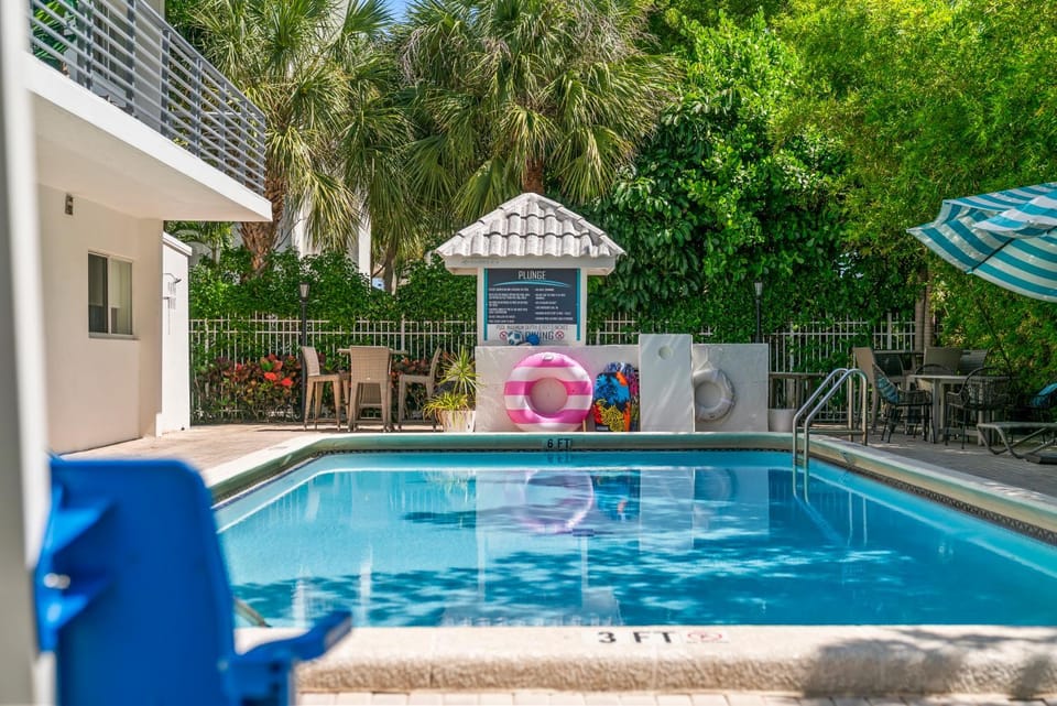 Shower, Property building, BBQ facilities, Swimming pool, sunbed