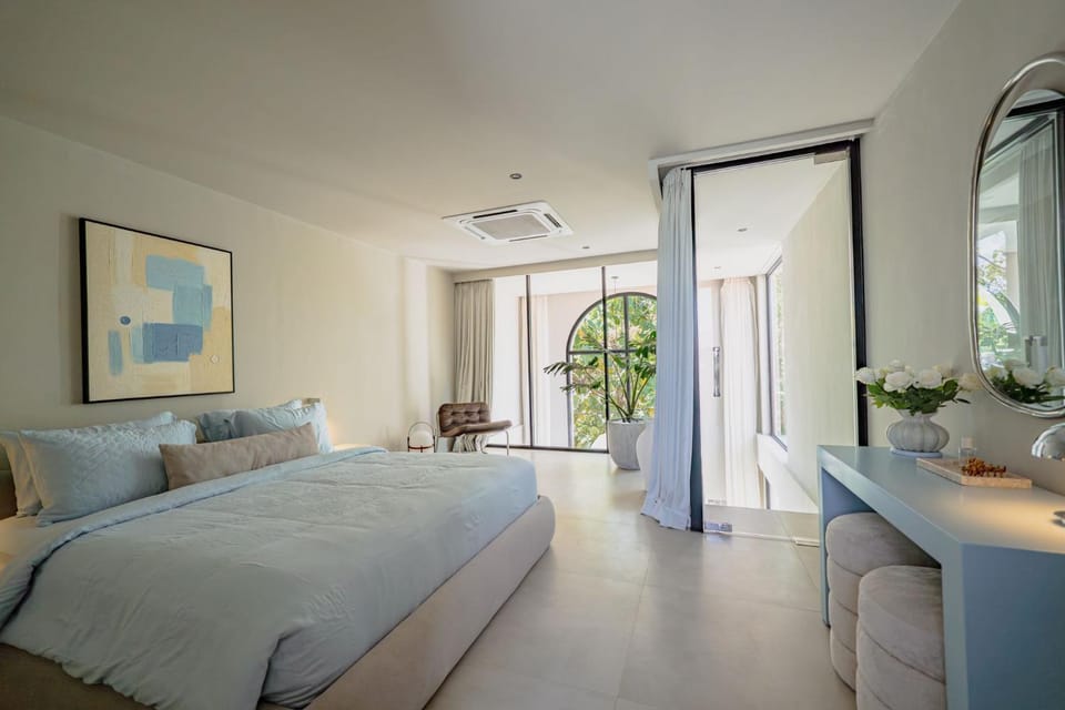 Bed, Seating area, Bedroom