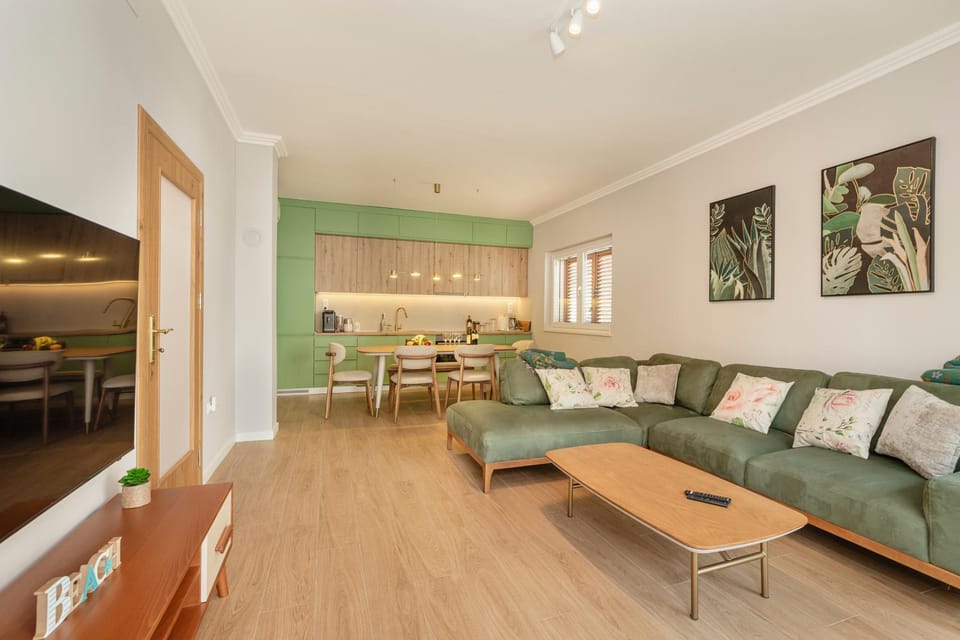 Game Room, Living room, kitchen