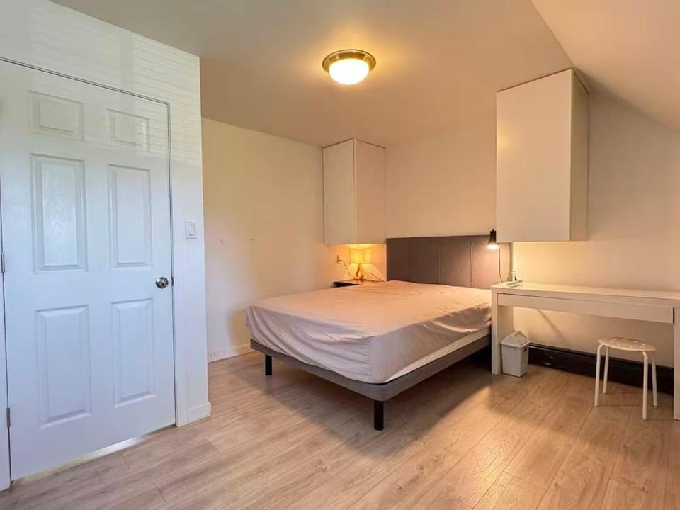 Cozy Private Room in Quiet West Side Bed and Breakfast in Vancouver