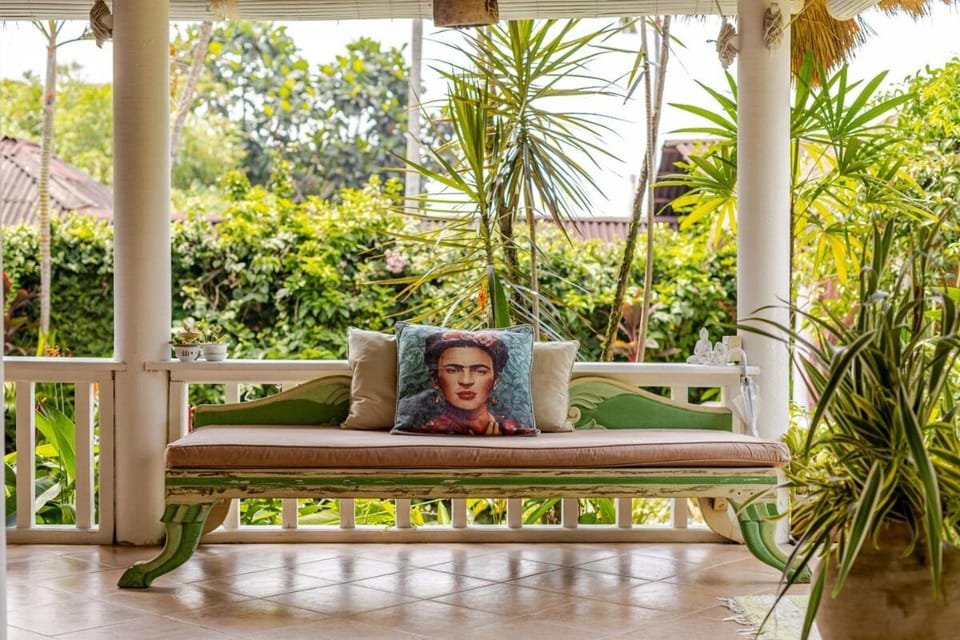 Charming 2BR Villa, private Pool, Lush Gardens, Cozy Escape - Villa Taje Villa in North Kuta
