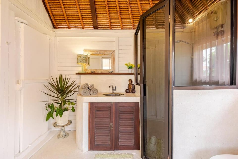 Charming 2BR Villa, private Pool, Lush Gardens, Cozy Escape - Villa Taje Villa in North Kuta