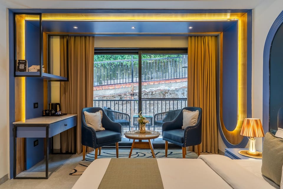 Bed, Photo of the whole room, Seating area, Bedroom