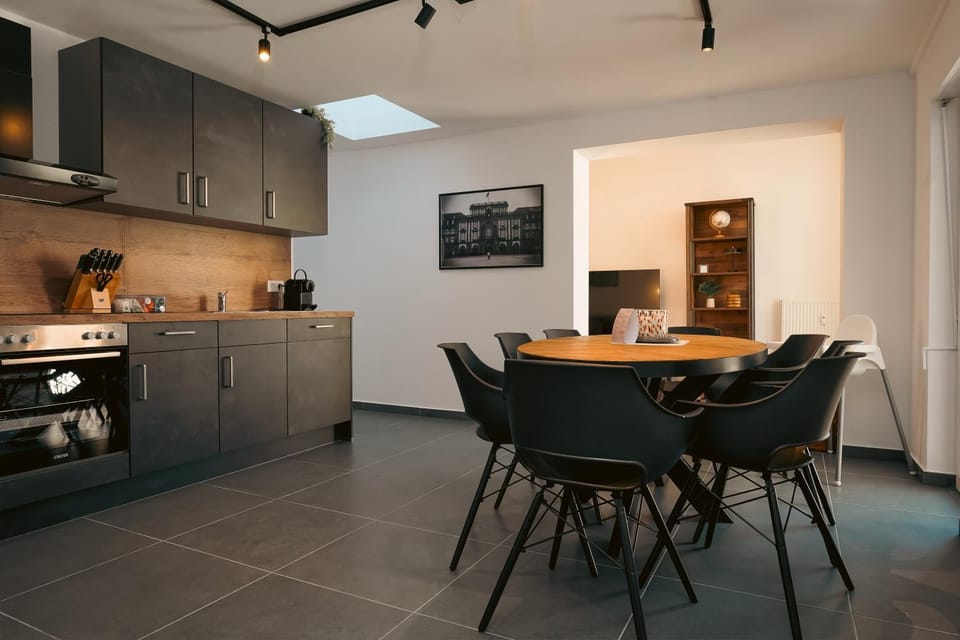 Kitchen or kitchenette, Dining area, dishwasher, oven, stove, toaster, toaster