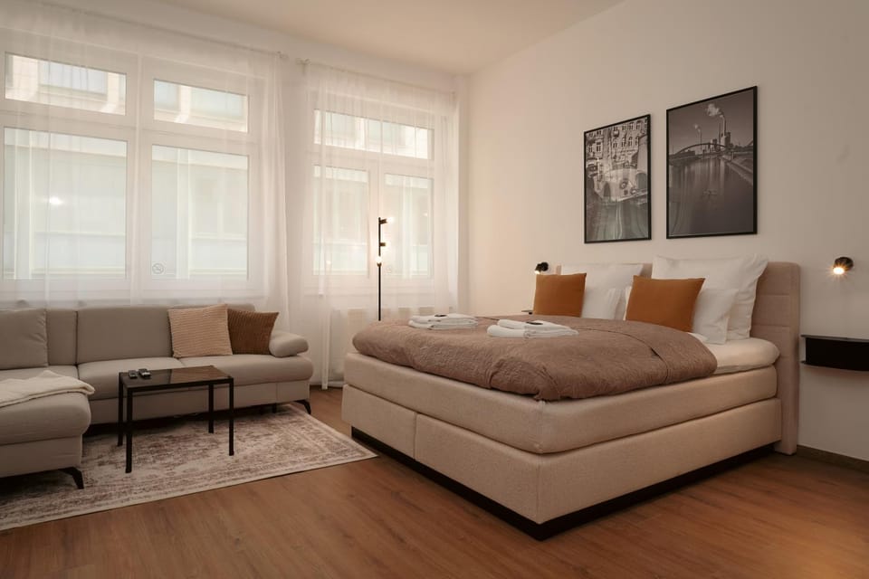 Bed, Living room, Photo of the whole room, Seating area, Bedroom