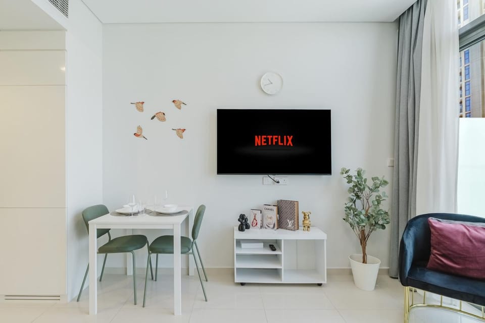 TV and multimedia, Living room, Seating area, Dining area