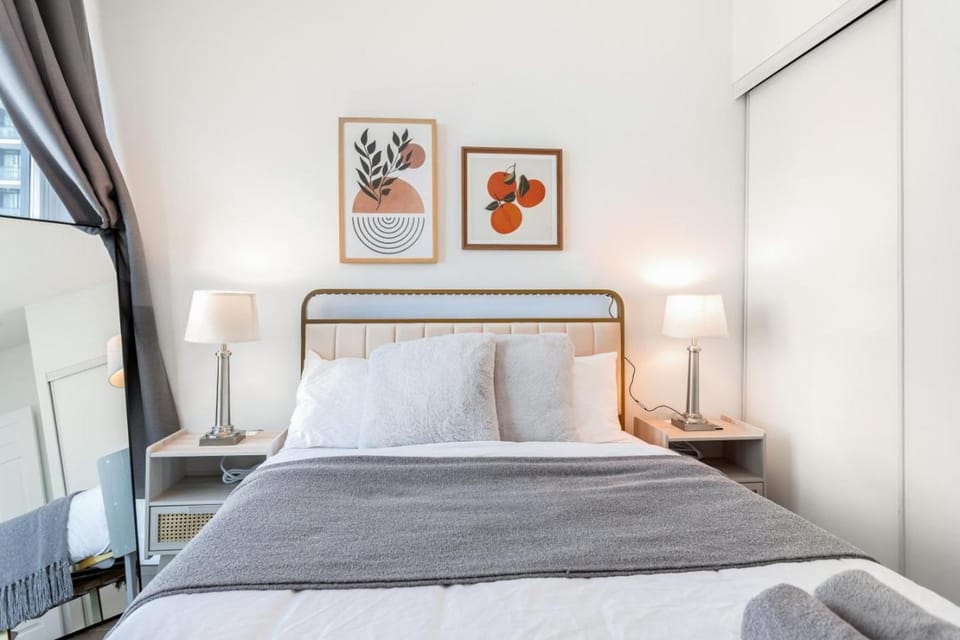 Sky-High 2BR/2BA Condo | Best City Views+Parking Apartment in Mississauga