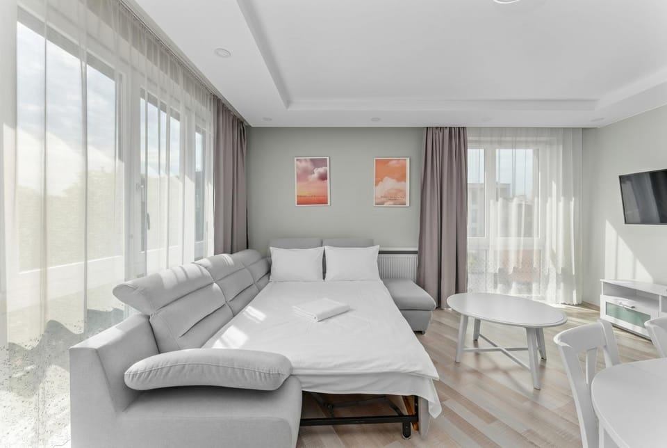 Bed, TV and multimedia, Living room, Photo of the whole room, Seating area, Dining area, Bedroom