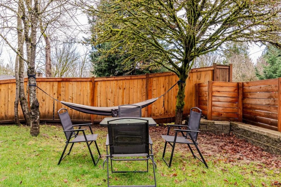 Entire place 2br light rail to FIFA with yard and AC and EV charging Apartment in Seattle
