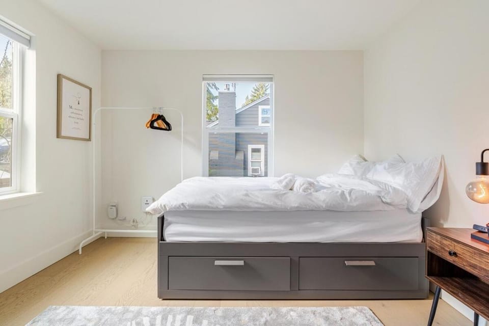 Entire place 2br light rail to FIFA with yard and AC and EV charging Apartment in Seattle