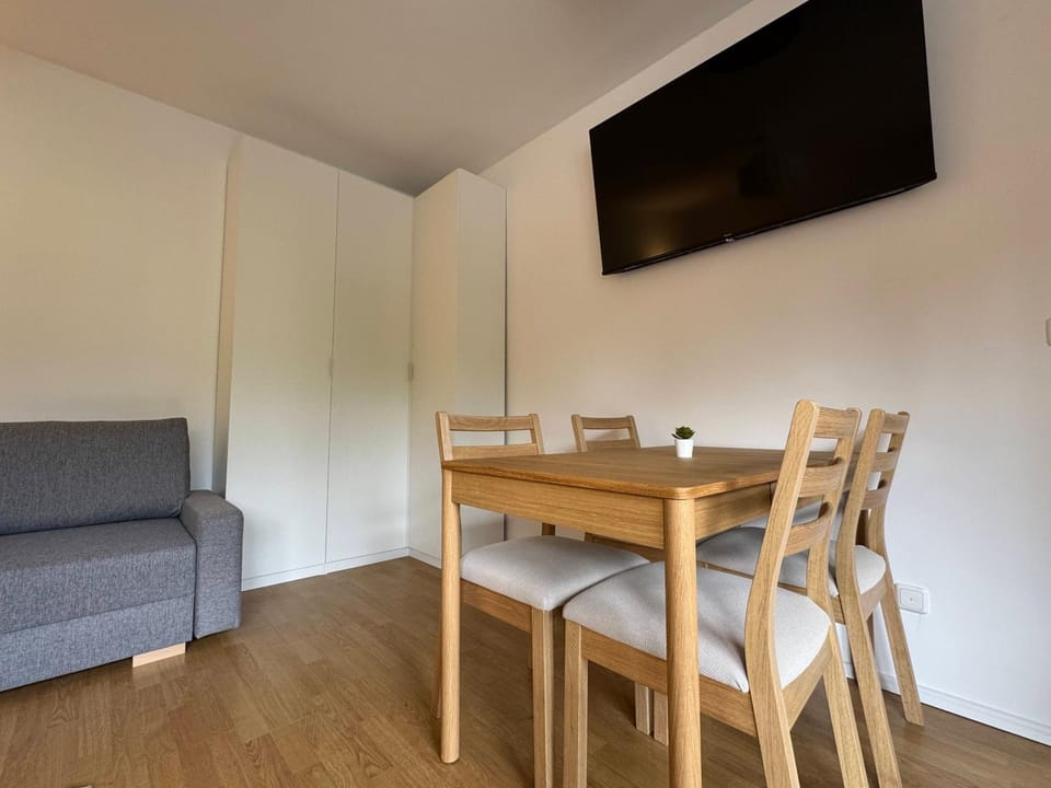 TV and multimedia, Seating area, Dining area