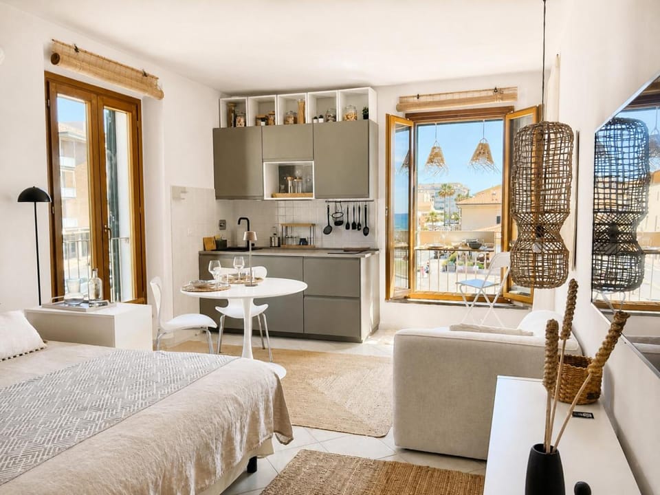 Kitchen or kitchenette, Living room, Seating area, kitchen