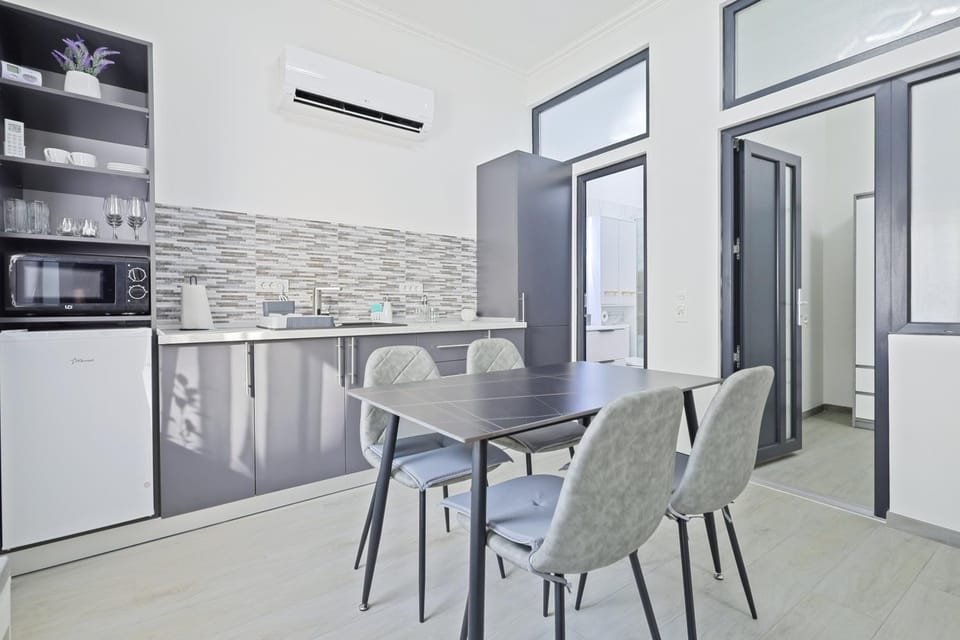 Kitchen or kitchenette, Dining area, air conditioner