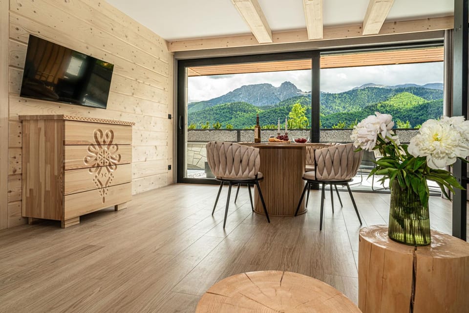 Communal lounge/ TV room, Natural landscape, TV and multimedia, Living room, Seating area, Dining area, Evening entertainment, Mountain view