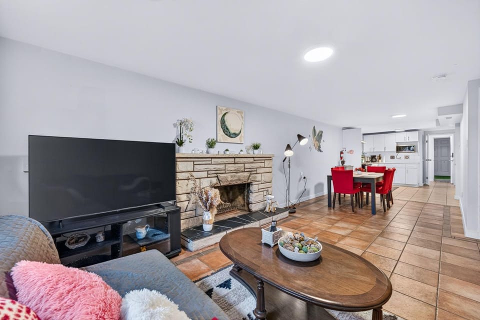 TV and multimedia, Living room, Seating area, Dining area