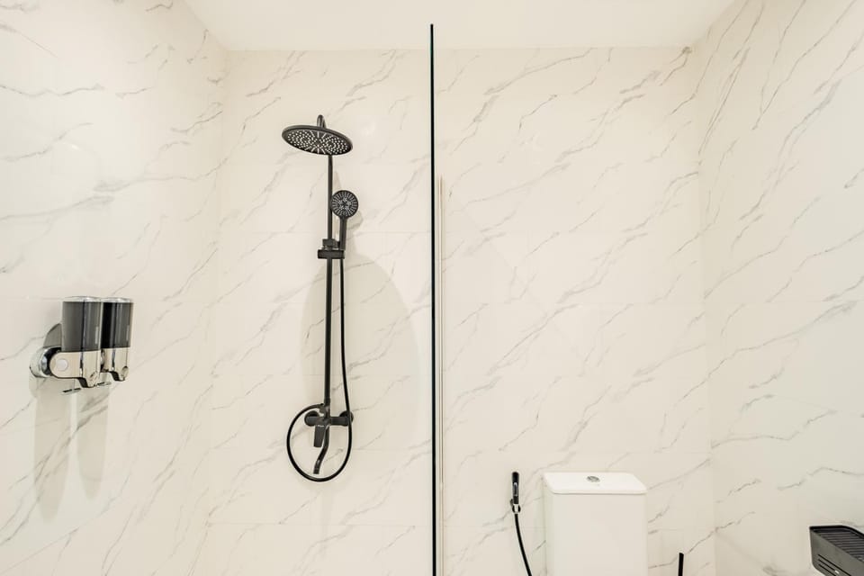 Shower, Toilet