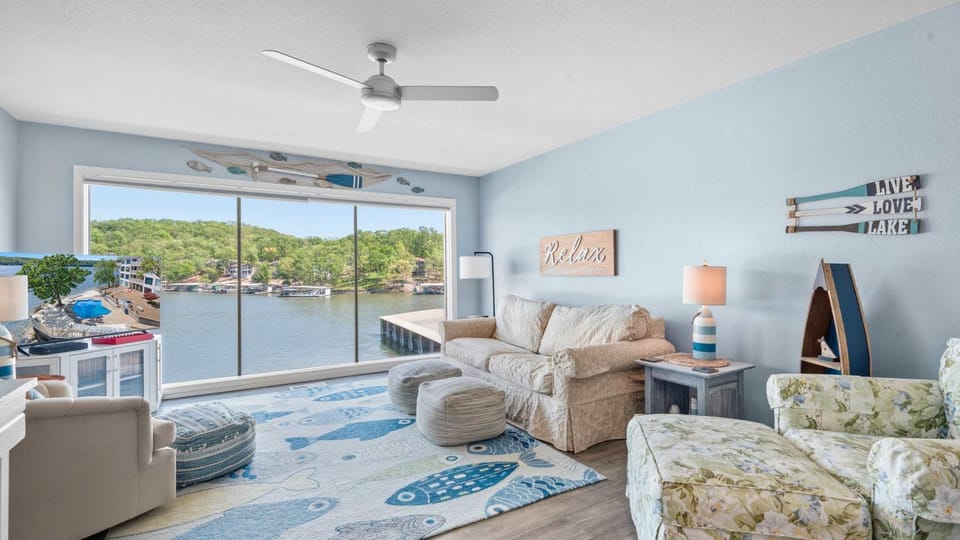 Reel Relaxation Waterfront Comfort & Views House in Lake of the Ozarks