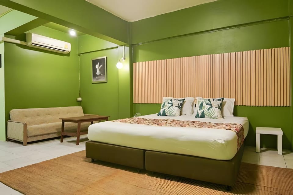 Bed, Seating area, Bedroom, air conditioner