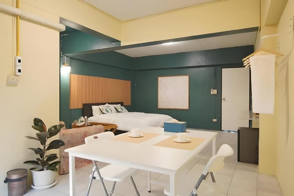 Bed, Photo of the whole room, Seating area, Dining area, Bedroom