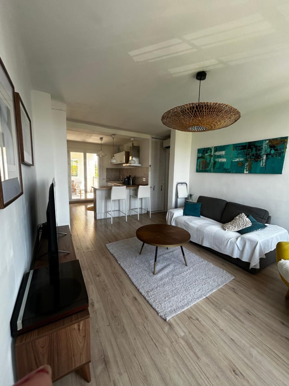 Communal lounge/ TV room, TV and multimedia, Kitchen or kitchenette, Living room, Seating area, Dining area